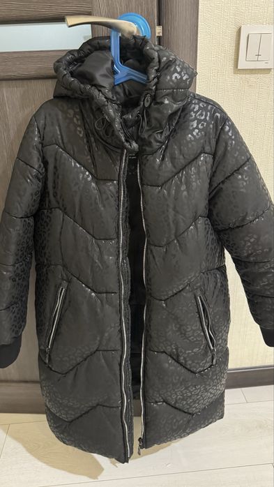 Продам зимнюю куртку для девочки