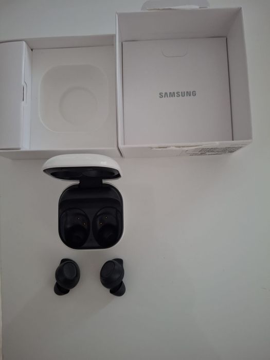 Castia samsung buds FE.