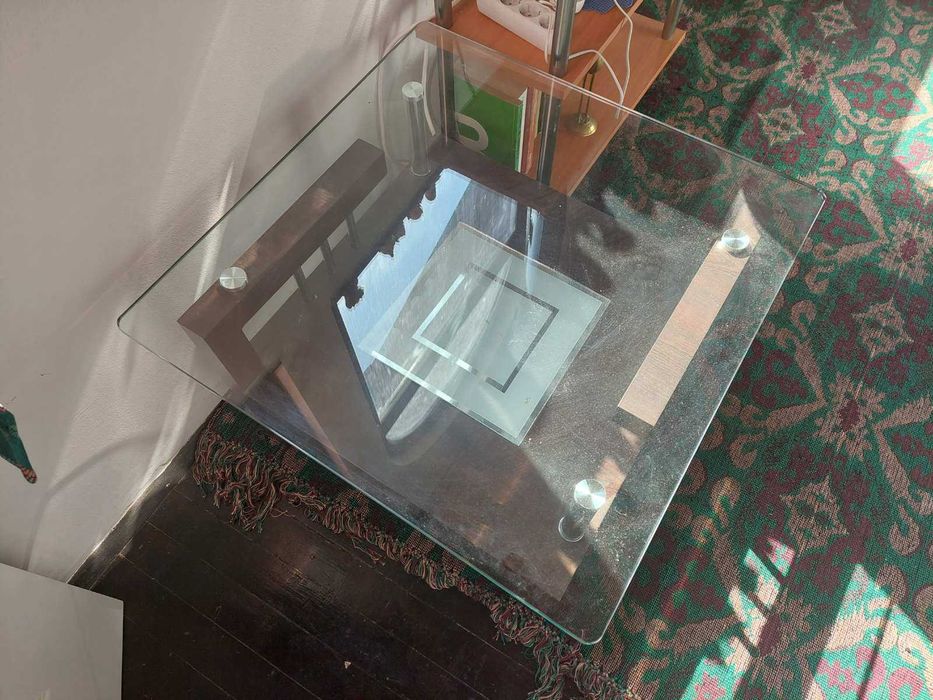 Атрактивна холна маса от дърво, метал и стъкло