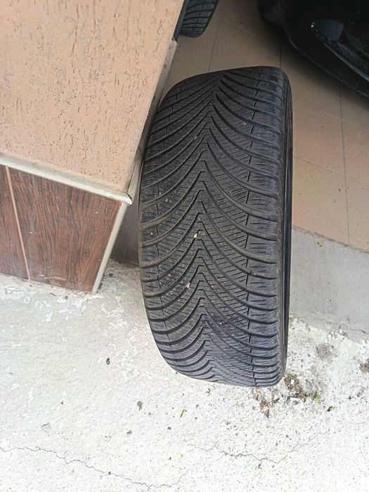 Продавам 2 броя всесезонни гуми KUMHO Solus 4S HA32  225/45/18