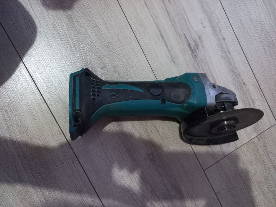 Makita Ъглошлайф DGA 452