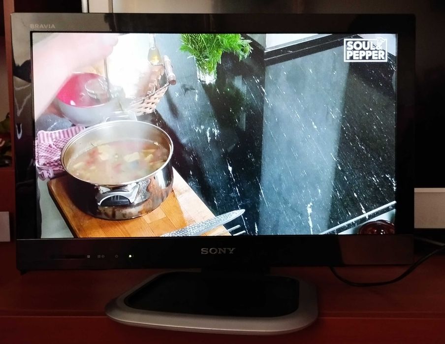 SAMSUNG 26 инча и SONY 22 инча с дистанционни