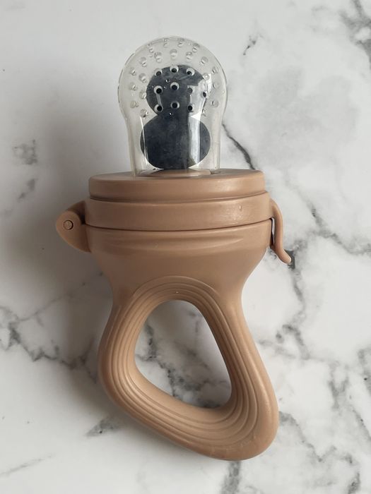 Биберон с дупки за парчета храна