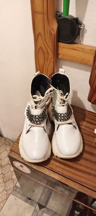 Дамски ботуши цвят бял