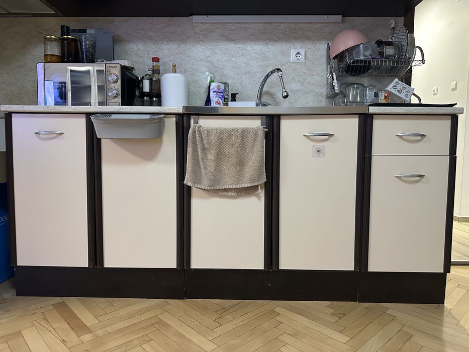Кухня с аспиратор и мивка