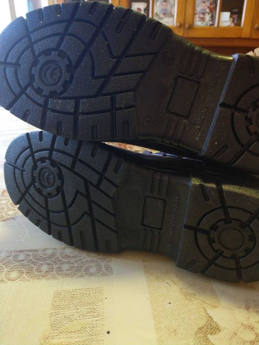 Продавам чисто нови обувки / боти /