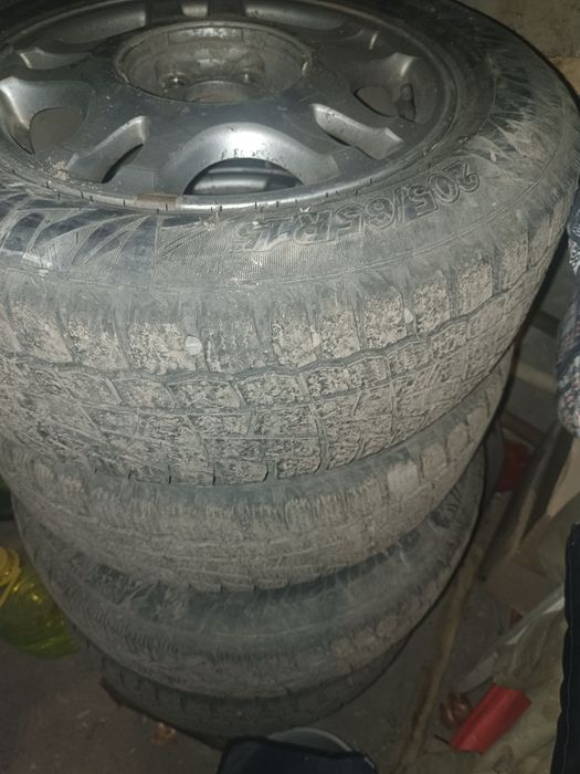 Продам зимние шины с титанками