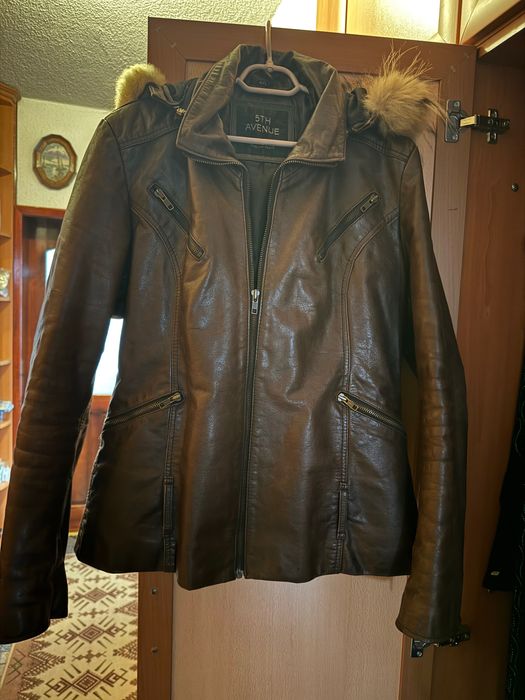 Луксозно дамско яке от естествена кожа с качулка и естествен пух