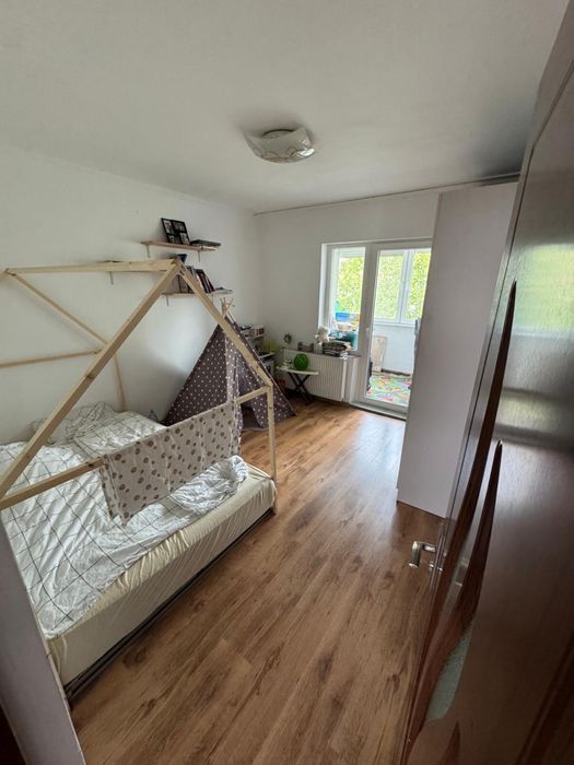 PF / Vând apartament 3 camere decomandate tip D . Sf. Apostol Andrei  (lângă biserică)