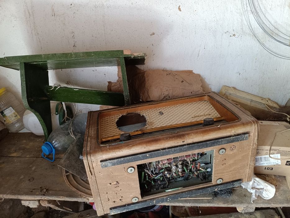 Ретро радио с етажерка