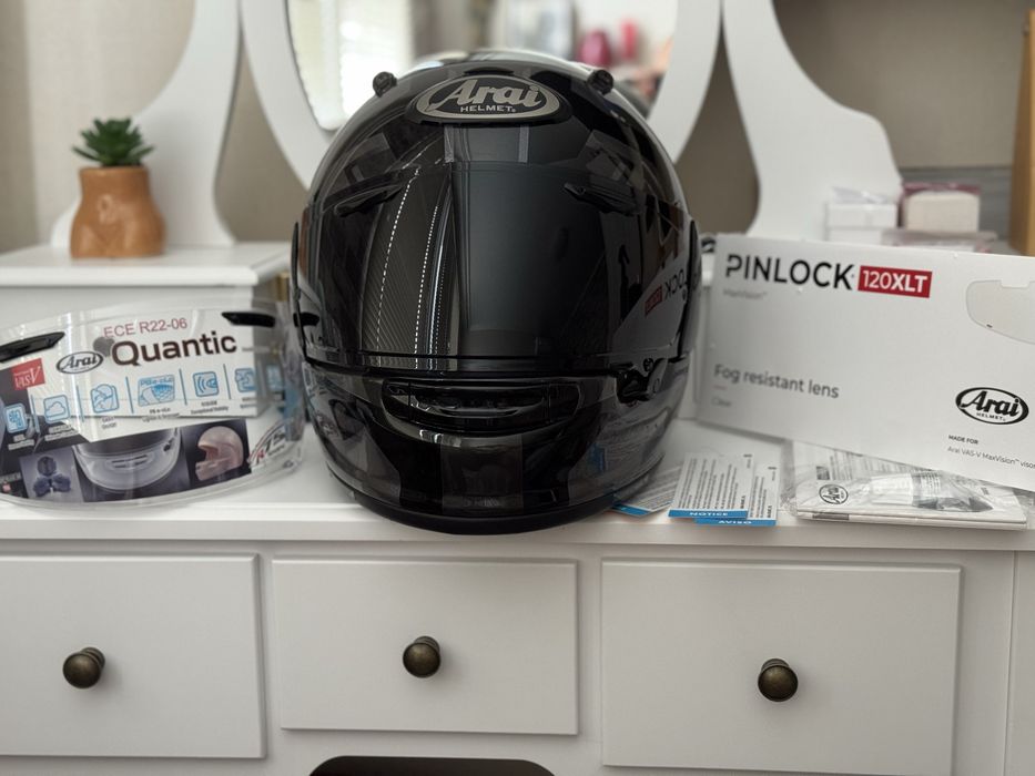 Продавам мото каска Arai Quantic Robotic Black, размер L.
