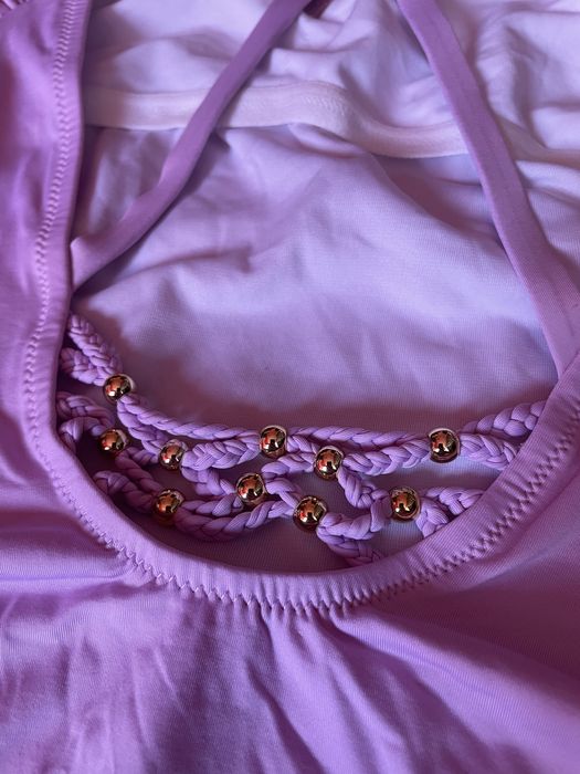 Цял бански, с лек дефект