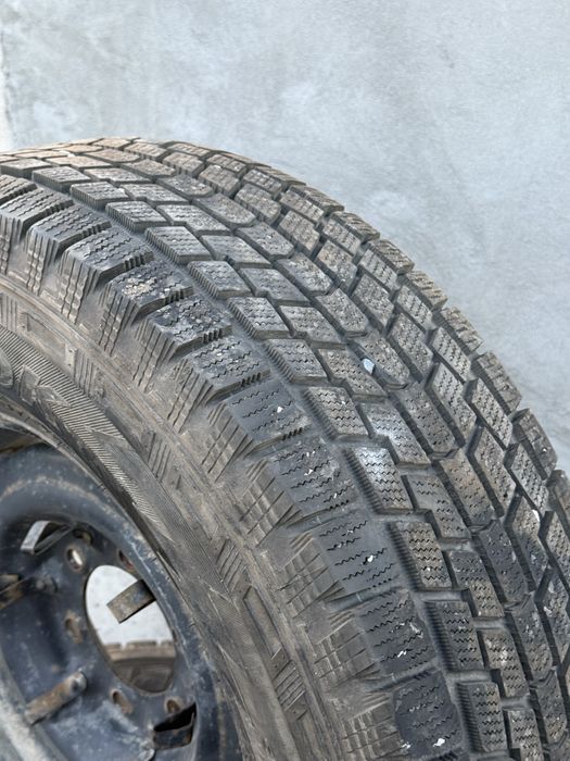 Продам зимние шины с дисками 255/70/15
