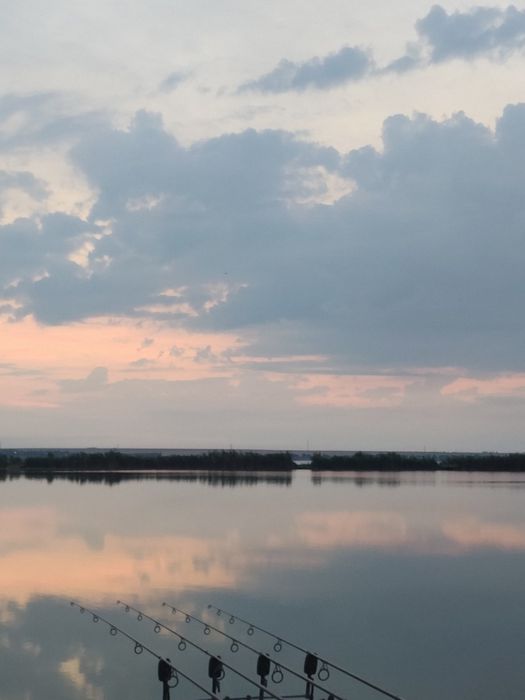 Vând lansete de pescuit cu mulinete+,rodpod