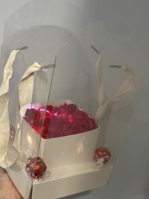 Кутия с вечни рози и лампички