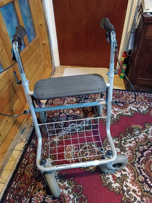 Rolator pliabil  cu 4 roti