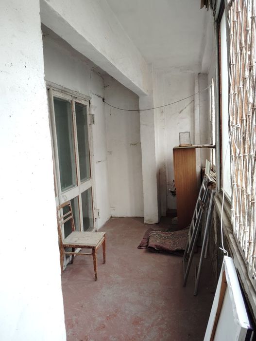 БАБУРА улица. 2 х комнатную квартиру. 9/9. Без ремонта. 58 м2 . Торец