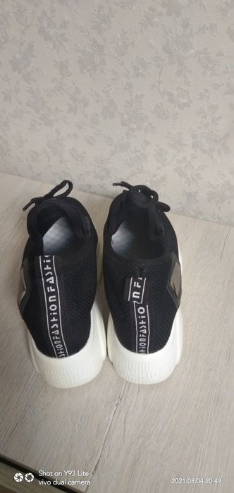 Кроссовки срочно