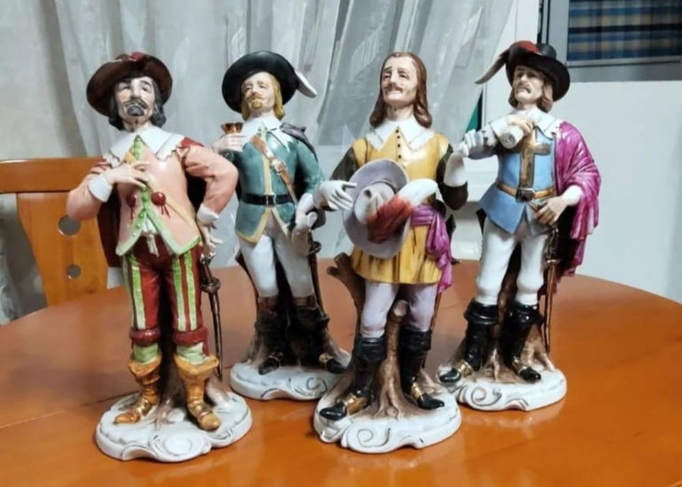 Фарфоровые статуэтки три мушкетера