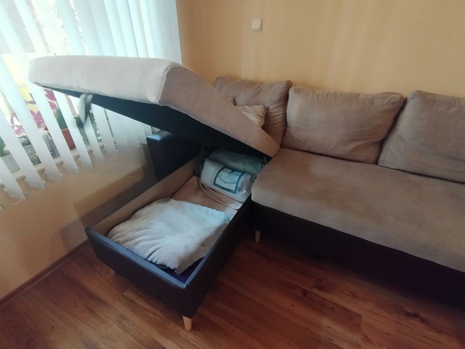 Разтегателен диван с лежанка