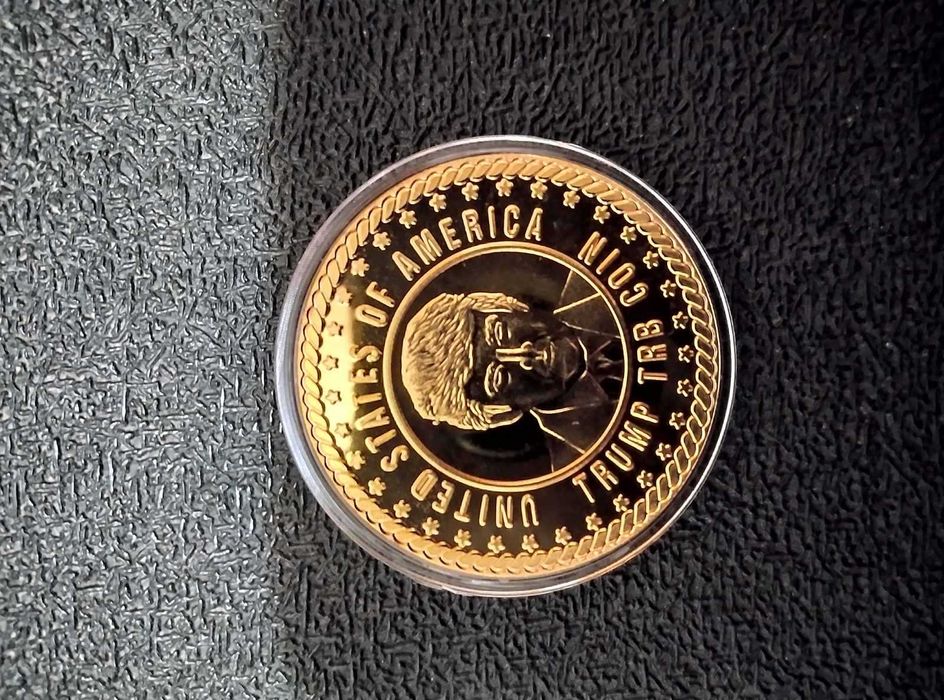 Колекционерска монета на САЩ с Доналд Тръмп и Американското знаме
