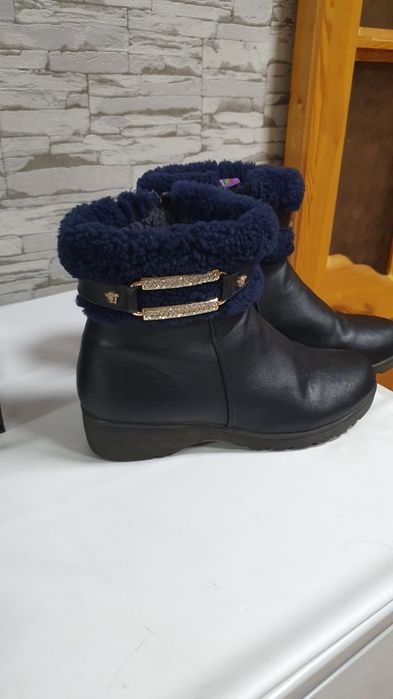 Много сапожек зимних и осенних для девочки.