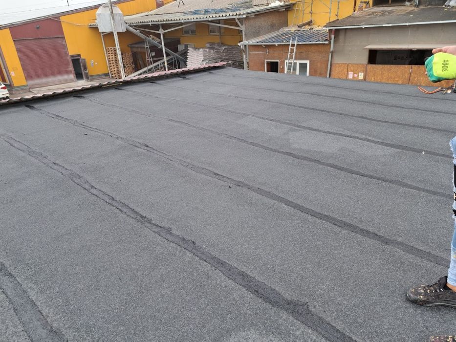 Meșter reparații acoperiș București și Ilfov – aplicare hidroizolatii