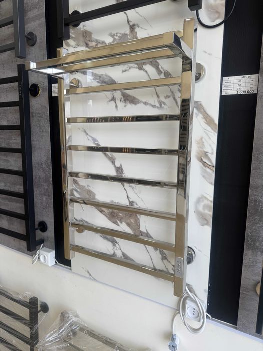 Полотенцесушитель с полочкой от производителя с гарантийным талоном.