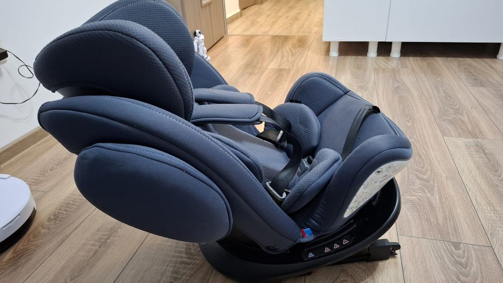 Vând scaun auto copii rotire 360° Chicco Unico plus