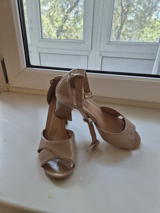 Продаю женские туфли