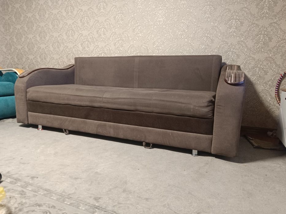 Диван.          .