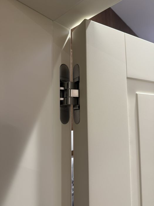 Масивна чисто нова врата .