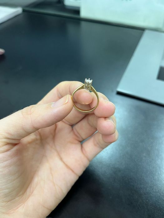 Кольцо золотое с бриллиантом