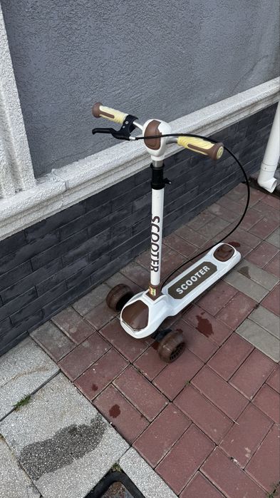 Продам детский трёх колесный самокат