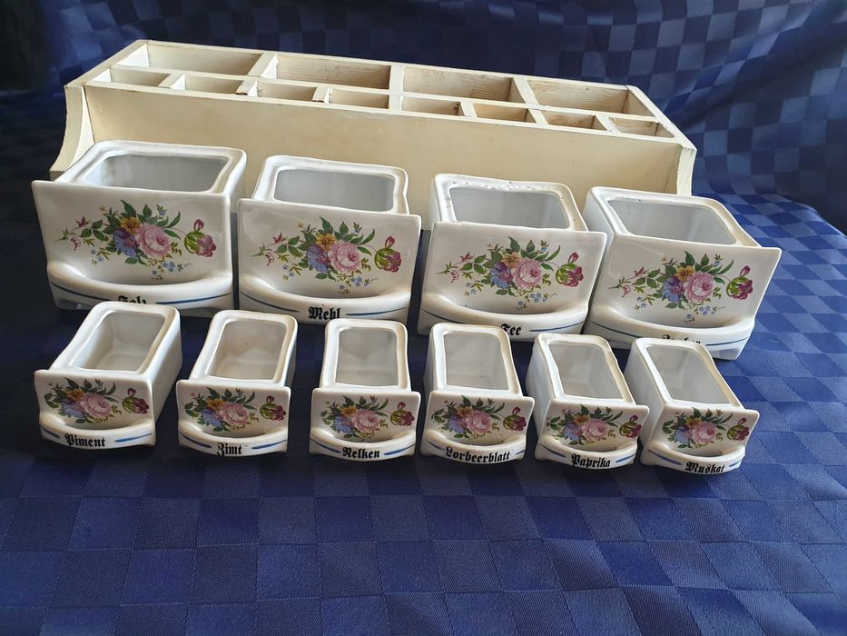 Шкафче за подправки с порцеланови чекмеджета и съдове за терин