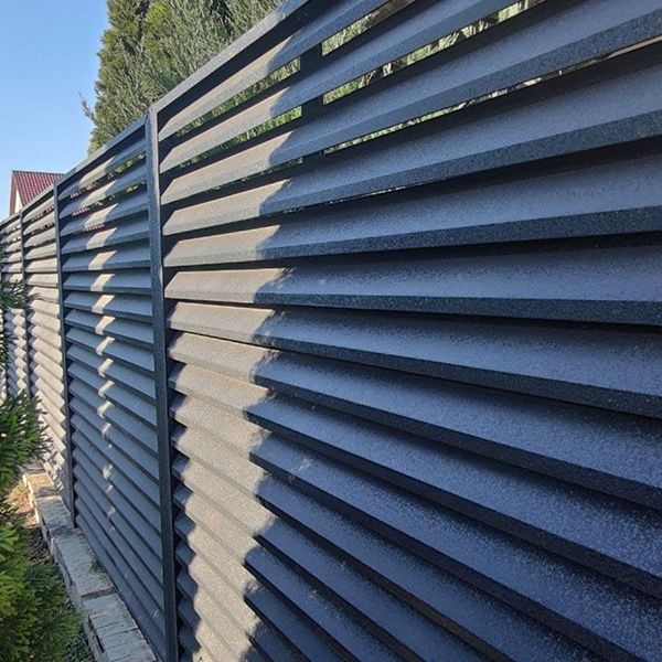 Garduri și porți din jaluzele șipcă metalică