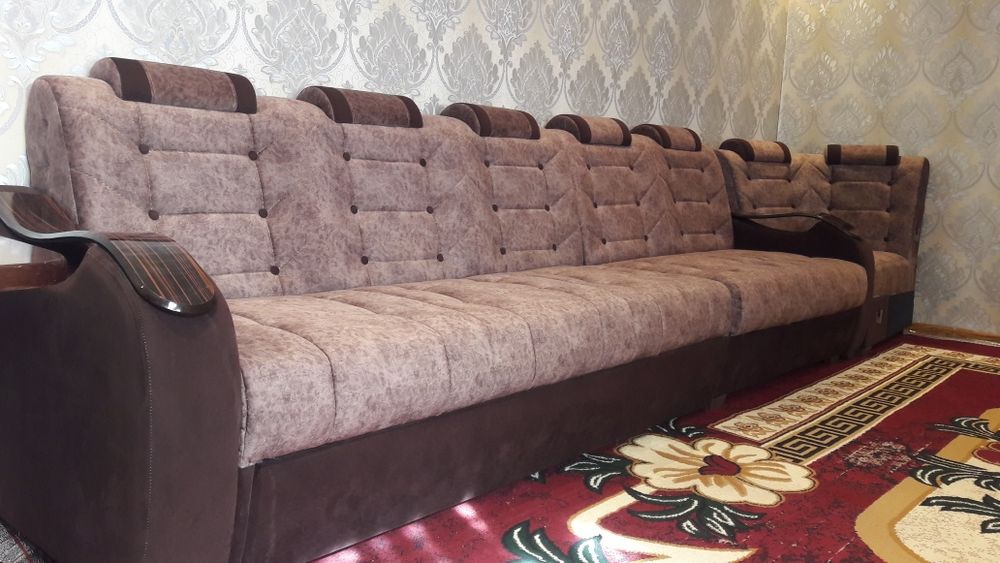 Угалок диван. Стол ва 2 та пуфикчаси билан.