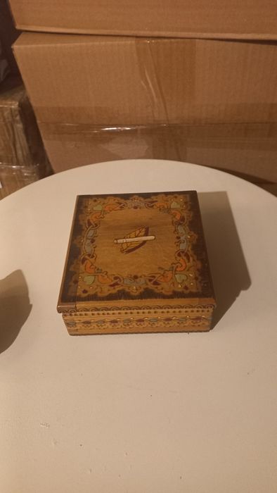 Стара дървена кутия