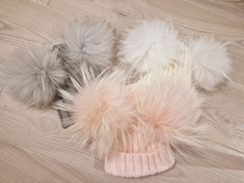 Caciulita fetite cu pompoane din blanita naturala
