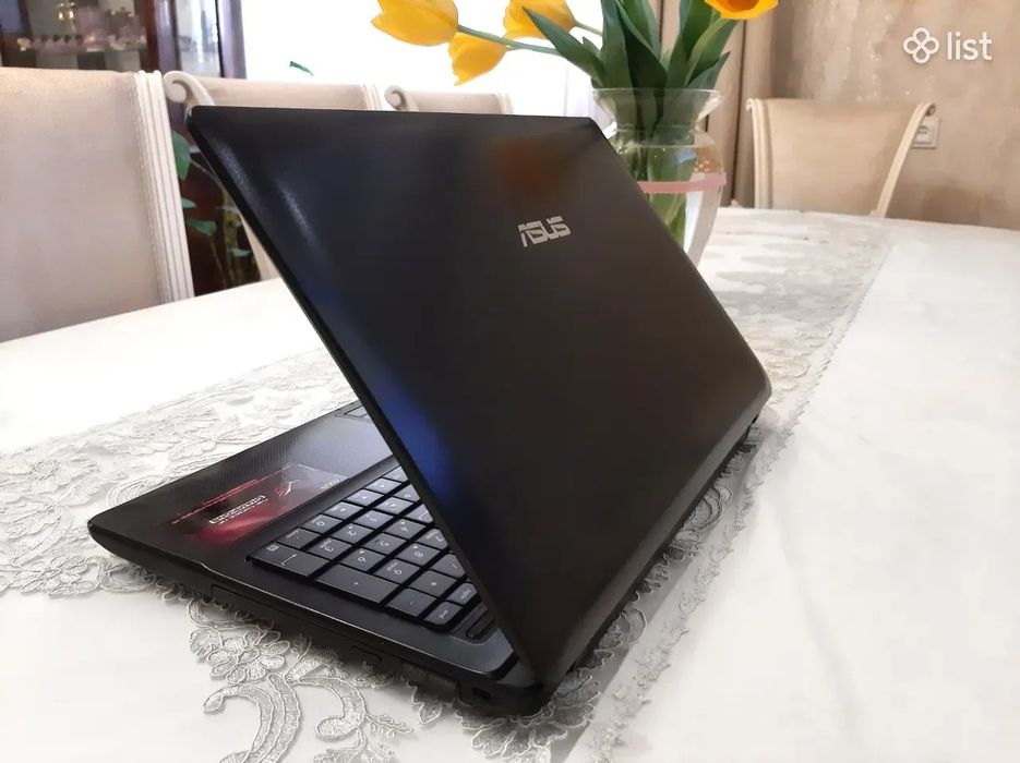Laptop Asus la 300 de Lei
