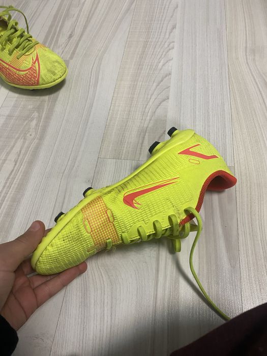 Vand pereche de fotbal mercurial