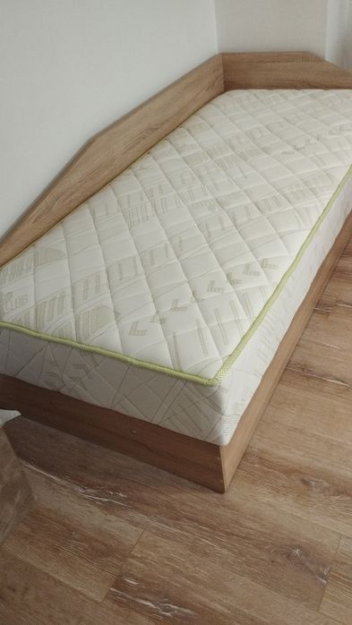 Продавам диван тройка масив и единично легло с качествен матрак,