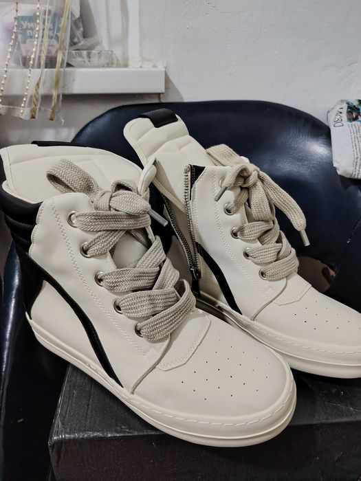 Продам новые кроссовки