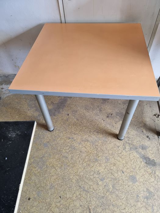 Столове и маси .