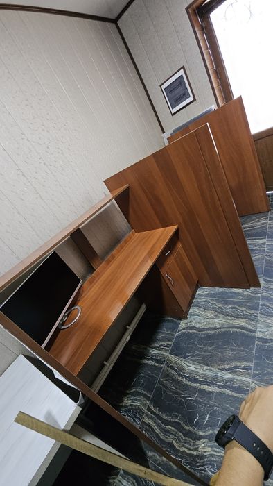 Стол (с перегородкой по бокам) для персонала, операторов.