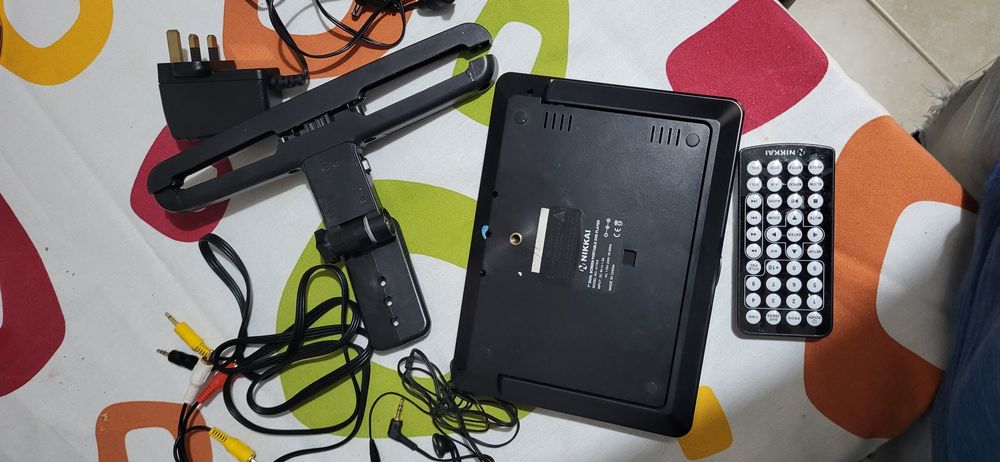 Tv /dvd auto cu suport tetiera  12 v/220v
