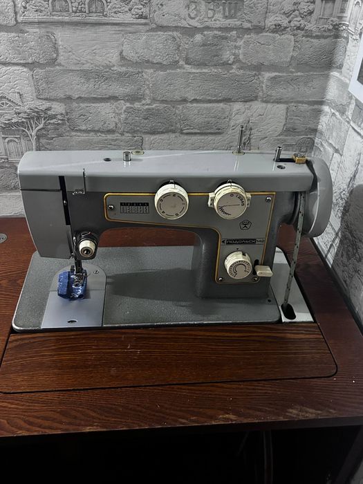 Продам швейную машинку "Подольск 142"