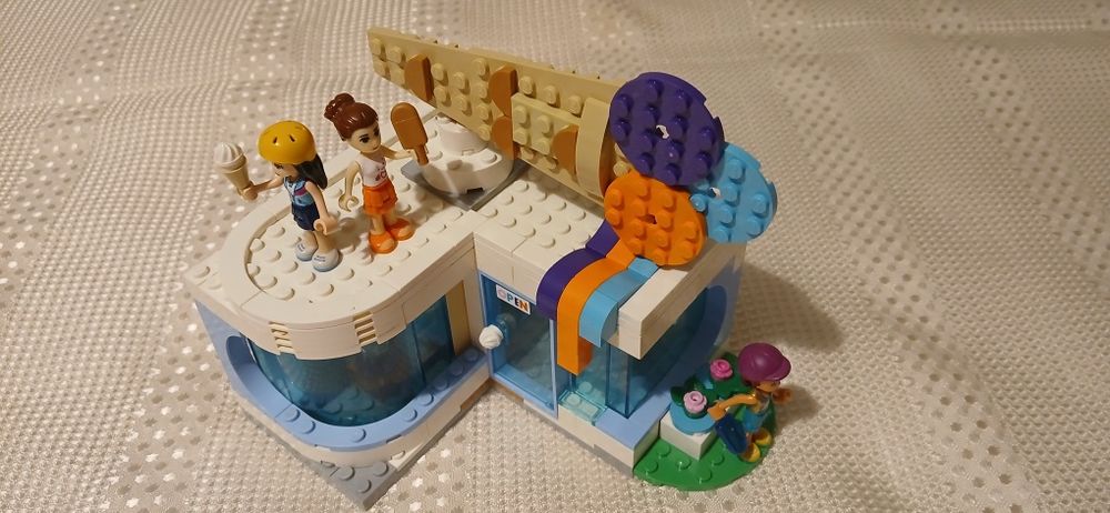 Lego original Magazinul de înghețată,mașini HOT Wheels, băncuțe, figurine