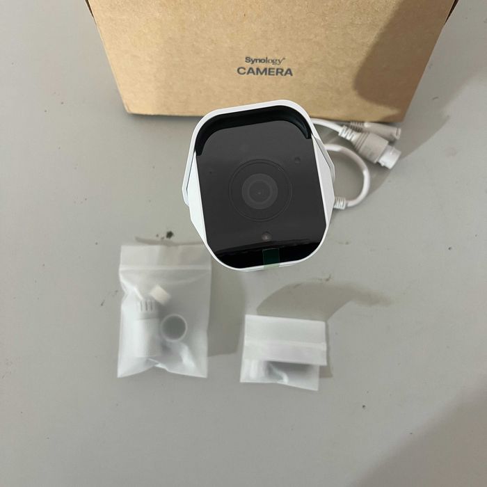 Cameră de supraveghere inteligentăSynology BC500, produs nou resigilat, în stare impecabilă.  Model premium cu funcții AI integrate,