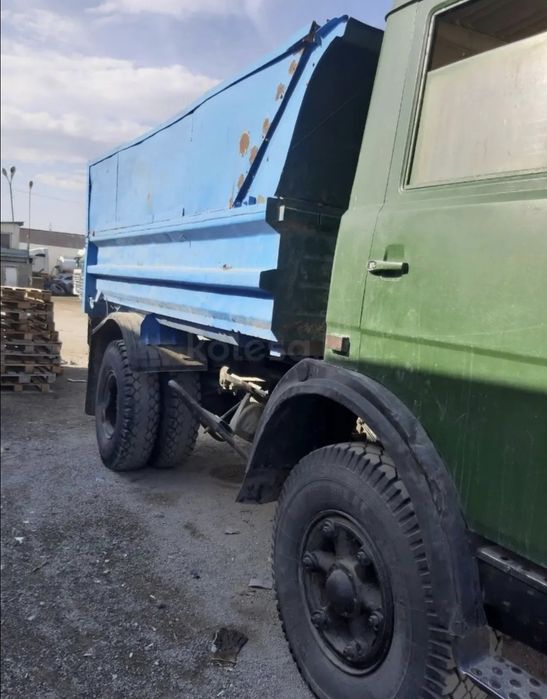 Маз самосвал на ходу